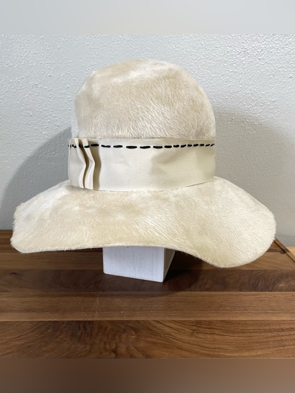 Betmar Milady Vintage Made In UK Cream Faux Fur Cloche Bucket Hat Bow Trim Sz 21